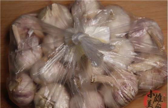 生姜|不管多难存放的大蒜,只要撒一把,放久都不干瘪发芽,方法太赞了