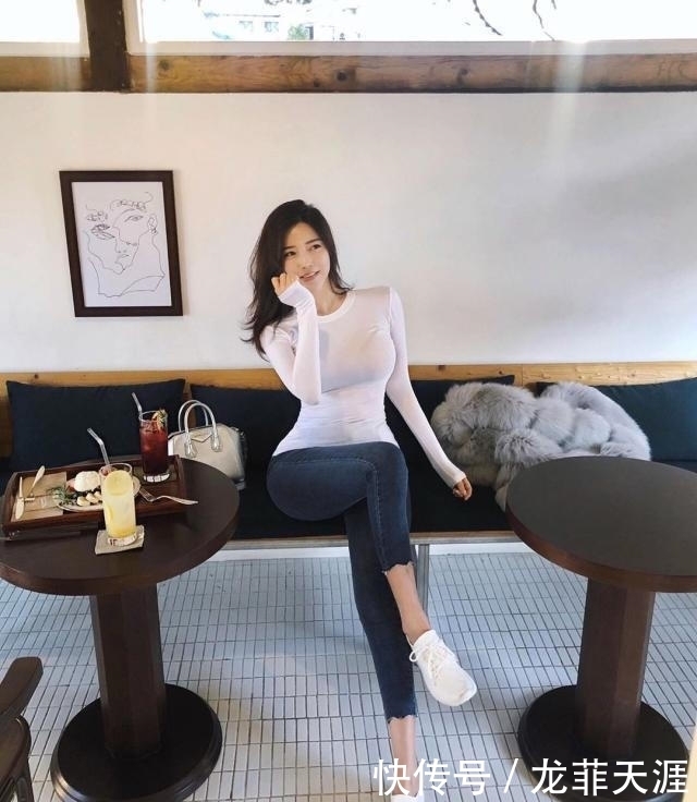 女性|牛仔裤简单又惹眼,妙曼身材显女人味,让人怦然心动!