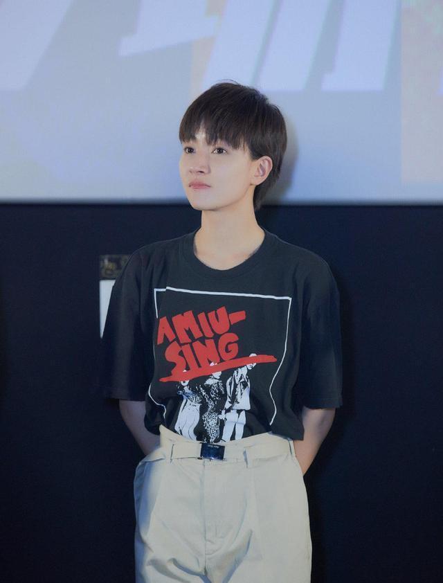 非凡|焦俊艳气质非凡,黑色皮衣配白色长裤干练霸气,美得飒爽不羁