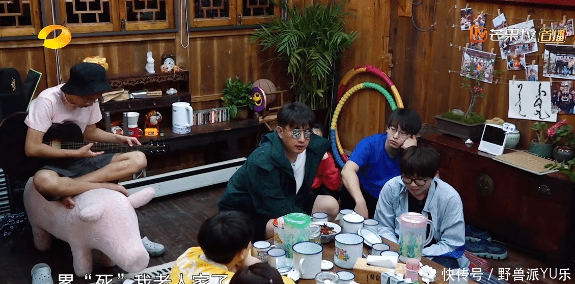 彭昱畅|节目四十度高温,黄磊何炅不想干活,彭昱畅冒险摘椰子背负了太多