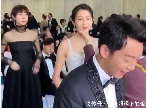 合照|众星合照郑恺站错位,发现自己“咖位”不够,满脸通红往后退