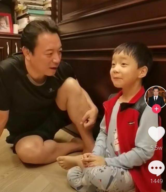 子太|54岁张晞临晒2岁儿子视频,曾吃饭都要赊账,现老来得子太幸福