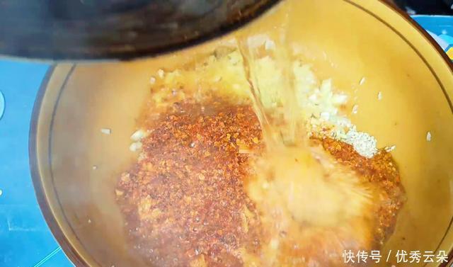 诀窍|凉面怎么做才好吃,诀窍全在调料汁,满满一大碗不够吃