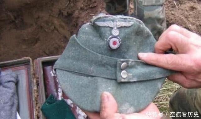 德国|挖土党发现德军私人物品,雪茄和酒没有损坏,打仗生活质量也不差