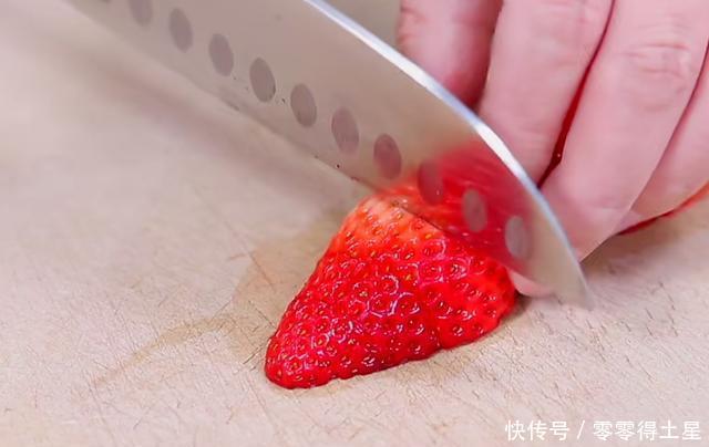  老少皆宜|甜香味美的草莓牛奶冻，烹饪简单，营养好吃，老少皆宜的美食