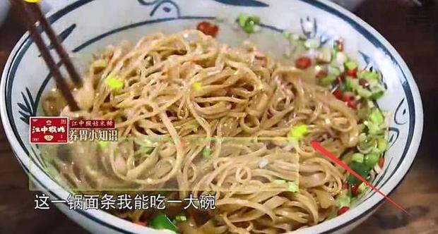 节目组|黄磊做饭,摄像师不小心穿帮,网友大呼原来都是节目组准备好的