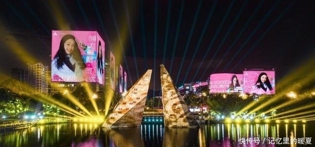 布满|希林娜依·高成东方卫视晚会焦点,海报布满一条街,不愧是第一名