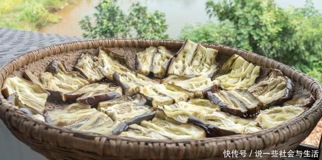 简单|教你在家晒茄子干,1次晒6斤不够吃,做法简单,放12个月不坏