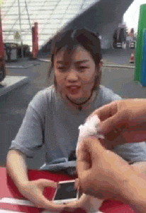 捐赠|搞笑GIF:哥们,很有钱嘛!捐赠我点吧!别玩了!
