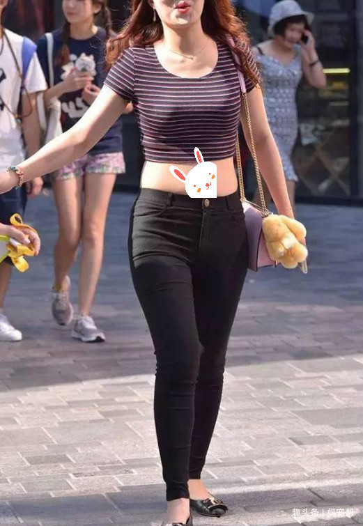  上衣|随性的上衣不打结，搭配牛仔裤，修饰修长的双腿，提升辨识度