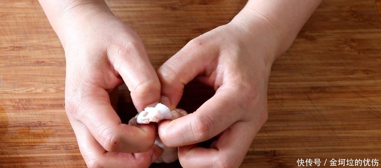 鸡翅|我教你怎么用酱油炒鸡翅。吃东西的时候不需要吐骨头。鸡肉又嫩又多汁