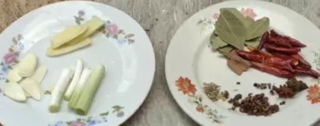 酱香|小伙在家烧着柴火做酱香猪蹄,好吃入味,养颜美容,看着都流口水