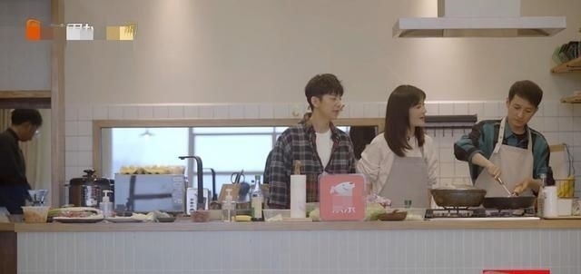 家族|吴昕在节目中下厨,虽然动作生疏,但是快乐家族其他人的反应却