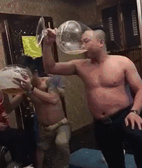 难道|搞笑GIF:这难道就是传说的轻功水上漂吗,这场地也太滑了吧: