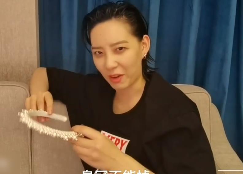  818晚会|湖南卫视晚会引争议，孟佳被区别待遇，运镜还从女艺人裙下拍起