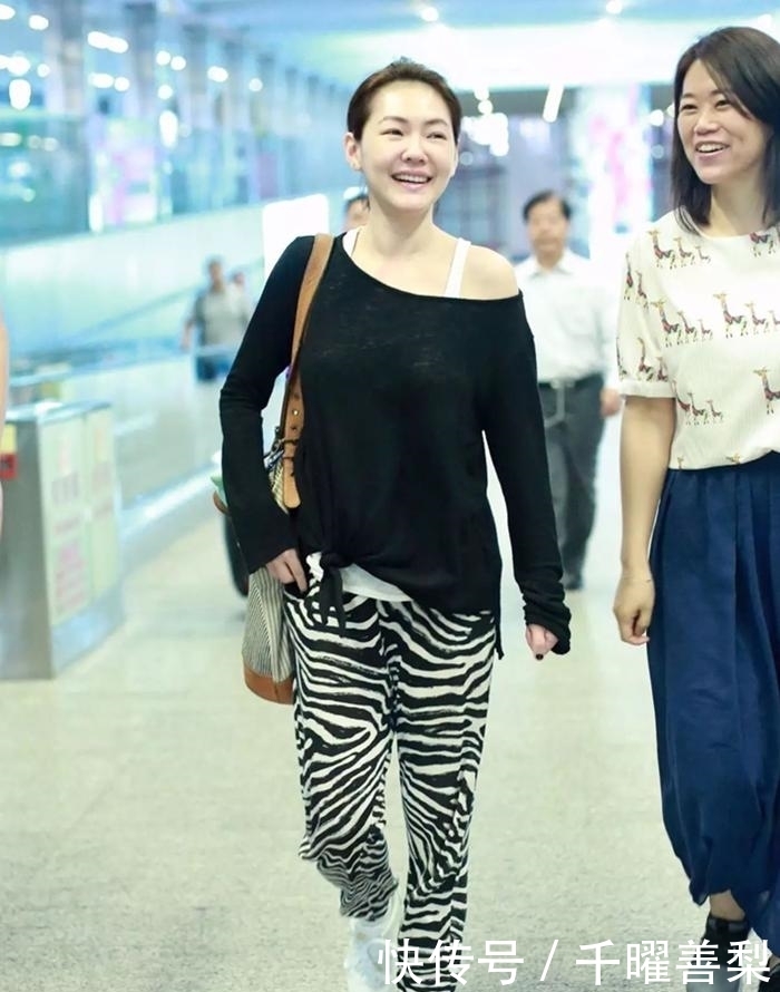  显身材|小S在家真放得开，穿紧身背心配短裤秀魔鬼身材，158身高太真实