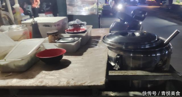 面条|豫西农村老妇坚持10年卖山野菜杂面条,好吃不贵,每天卖出200碗