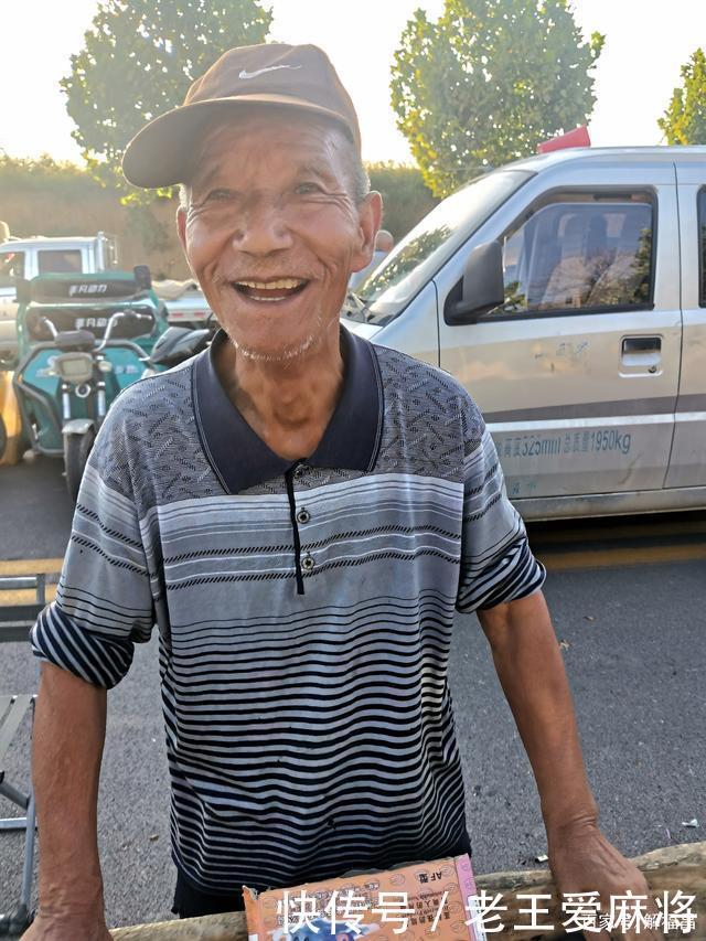 宁大爷|78岁老人赶集摆摊一天只挣三十元，为的是养活自己