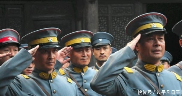 军队|抗战期间,中国军队的帽子中间为何总有两粒纽扣?真相原来是这样