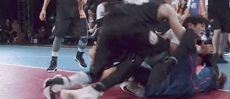  王安宇|李汶翰岳岳抢篮球太激烈，现场混乱像打架，王安宇成“女主角”？