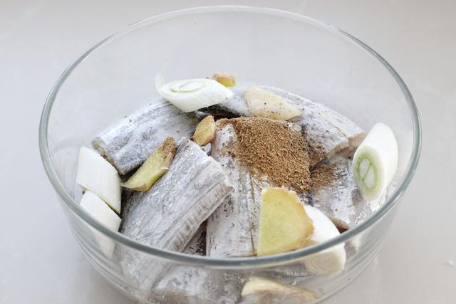  常规|带鱼的常规做法，下锅前多1步，怎么煎都不破皮