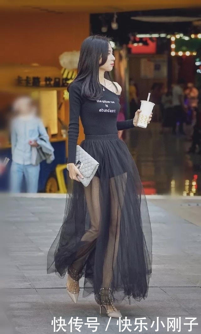 小姐姐|小姐姐在春夏的微风之中,灵动飘逸,走在街头带着一种美感