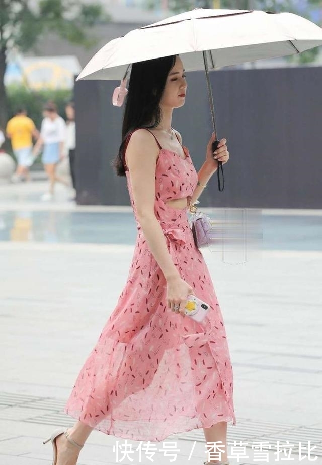 搭配|淡粉色的小裙子,搭配高跟小凉鞋,时尚又有气质