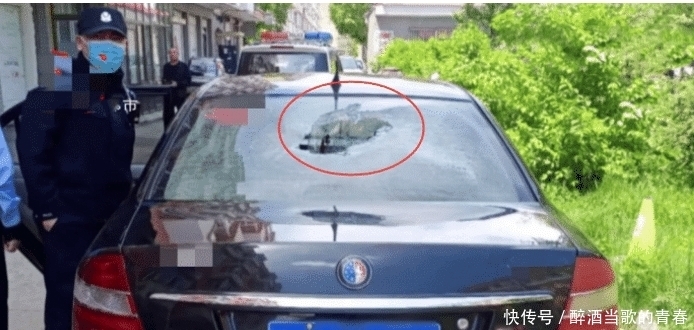  车里|多次横在车库前，还不把电话留在车里，业主砸了，车主哭了