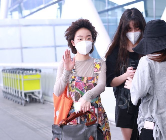 杨玉琢|《青你2》被淘汰选手亮相机场,张语格走出低谷,许杨玉琢很迷茫