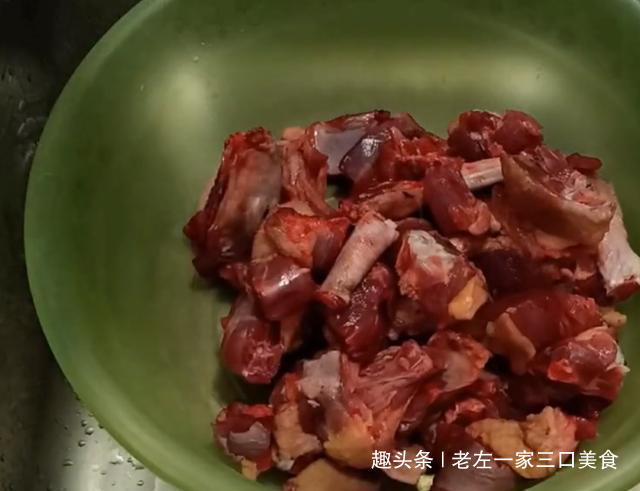 鸭肉|鸭子最美味的川味做法,一次烧一大盘,鸭肉香辣爽口好吃