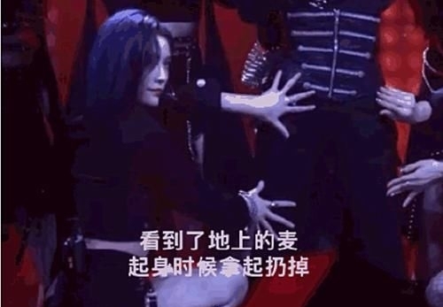  救场|青你决赛学员麦不慎掉落，谁注意许佳琪的举动？堪称教科书式救场