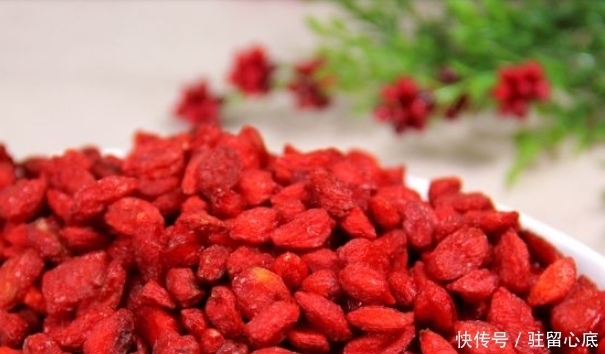 配上|枸杞配上它,大肚子没了,失眠好了!女人不想满脸皱纹,不妨试试