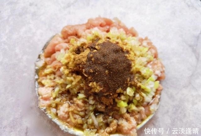 面条|秋季吃面条不如吃饺子,香菇与虾仁搭配在一起,鲜香可口