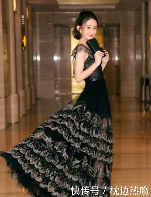 上半身|赵丽颖穿巨长的薄纱走出王者风范,上半身靠它裹着,时髦到飞起来