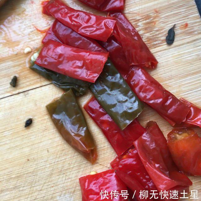  泡椒|泡椒炒咸菜干，微辣爽口。好吃下饭