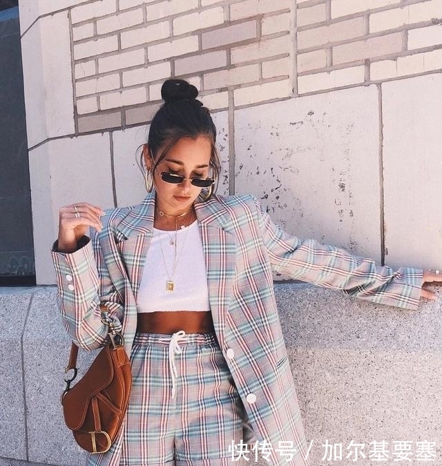 款作|女人早秋穿西装越大越好，巧用基础款作内搭，穿出帅气时髦感