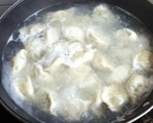 拿走锅盖|煮饺子,要不要盖锅盖多数人做错了,难怪饺子软糯不劲道还破皮