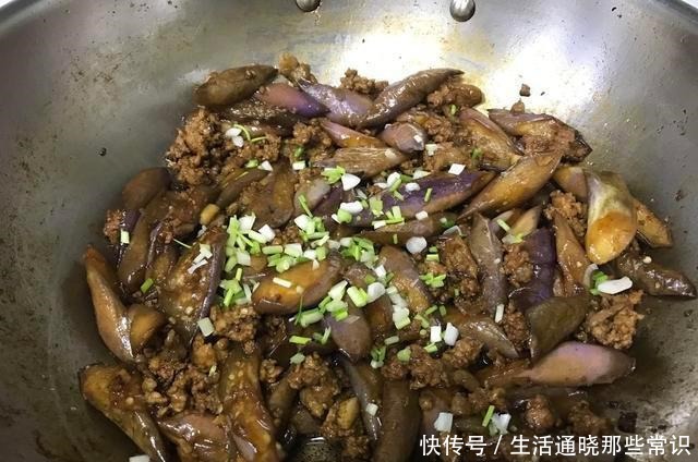 将茄子|炒茄子直接放油大厨第一步就错了，不油不黑这样做