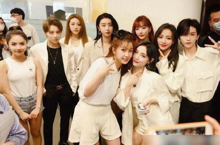 团体资源|THE9八月下行程曝光,虞书欣弯道超车刘雨昕,许佳琪无人问津