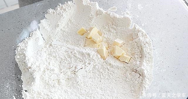 酥饼|外皮酥脆,里边软嫩的烤酥饼,抹上黄油和果酱更好吃