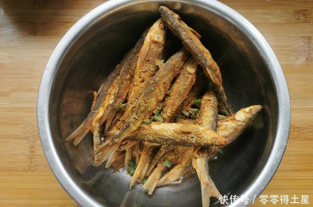  连刺|白条鱼怎么做好吃分享农村家常做法，焦香酥脆，连刺都能吃