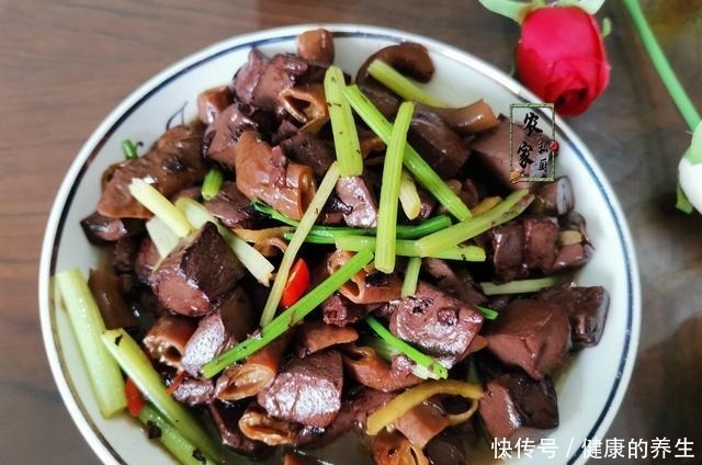 屏幕前|晒两口子的极简午餐,两菜一汤两小菜,网友很精致,比吃外卖强