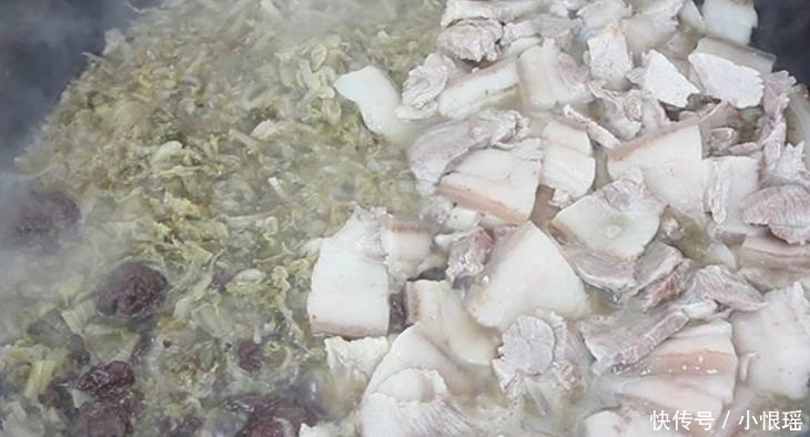 东北|实拍东北“正宗杀猪宴”, 满桌都是土货, 菜摞好几层, 撑得扶墙走