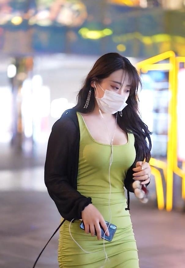  梨形|黑色小外套搭配U领裙，穿出“梨形身材”永不过时