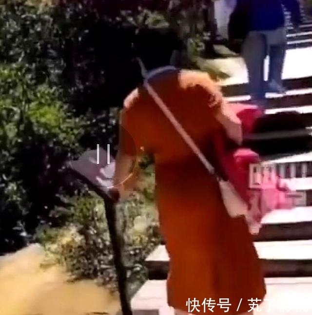  垃圾桶|“手欠”女游客接二连三推倒告示牌，连垃圾桶都不放过，后续来了
