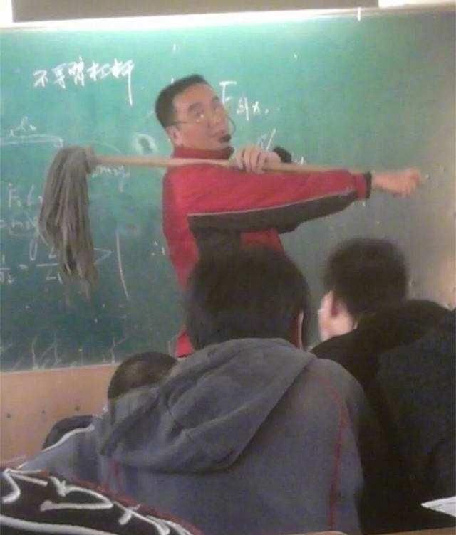 堪比|有些老师貌似在上课,实际堪比“蹦迪”现场,校长你就差出道了