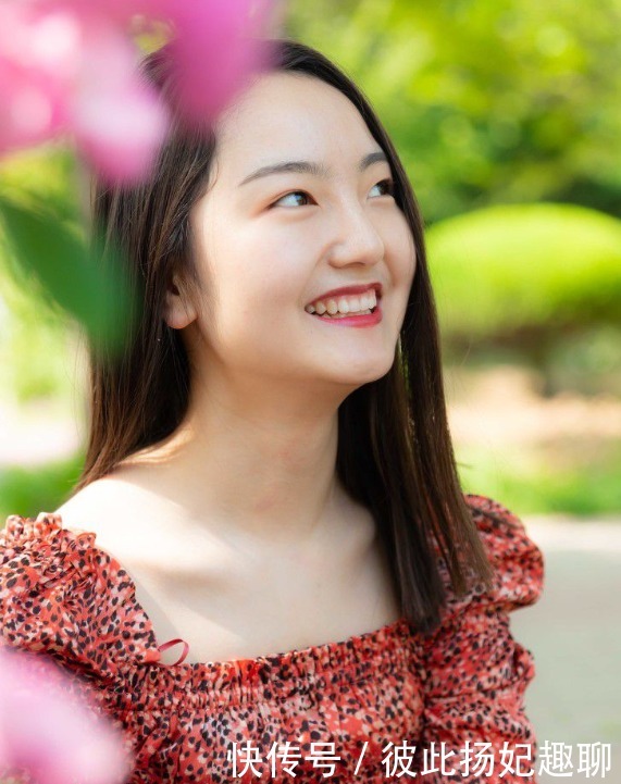 老气|碎花裙穿什么颜色不显老气，几种色彩清新又飘逸