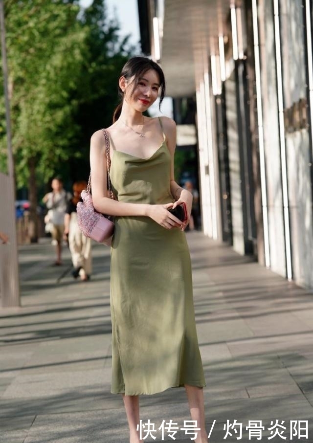 柔美|175身高的小姐姐,穿细吊带连衣长裙,配上平底鞋更显高挑柔美