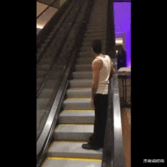 妹子|“妹子,你腰上的纹身真有个性,看得我脸红了”好一个出入平安啊哈哈哈