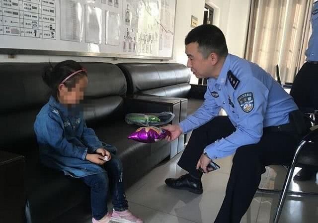  小男孩|4岁男童不慎走丢，慌乱中记住妈妈的话，“教科书”自救大获点赞